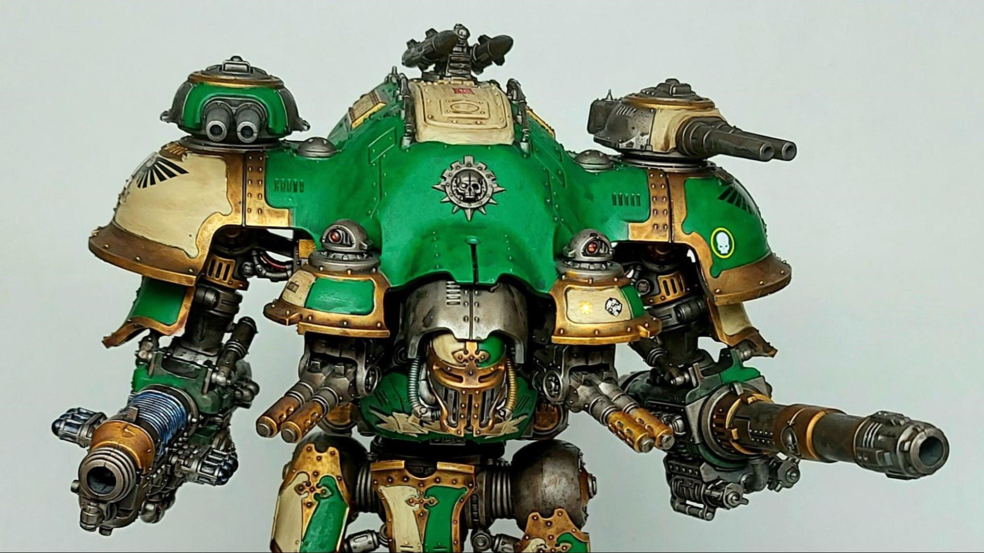 Warhammer 40k Imperial Knights army guide - Photo provided to the author by Stephen Reynolds showing an Imperial Knight Castellan in green and cream paint scheme