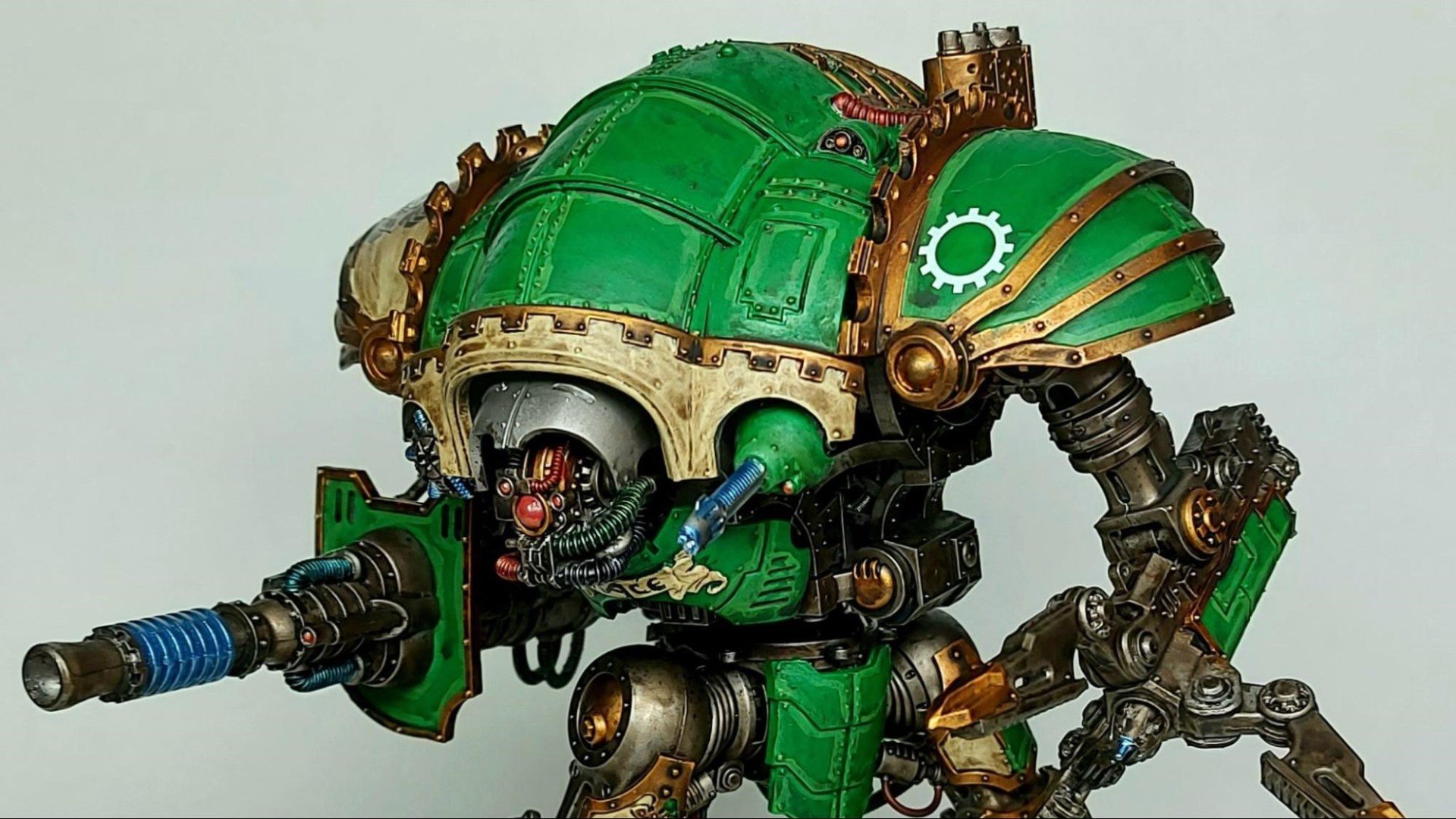 Warhammer 40k Imperial Knights army guide - Photo provided to the author by Stephen Reynolds showing an Imperial Knight Magaera in green and cream paint scheme