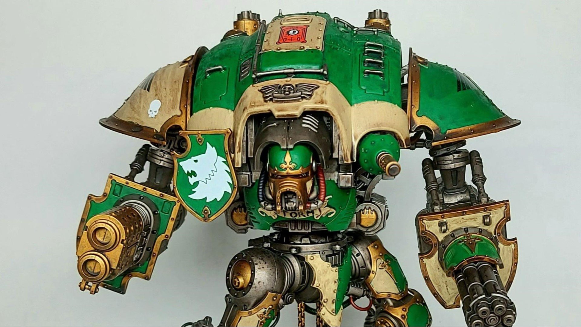 Warhammer 40k Imperial Knights army guide - Photo provided to the author by Stephen Reynolds showing a questoris knight in green and cream armour