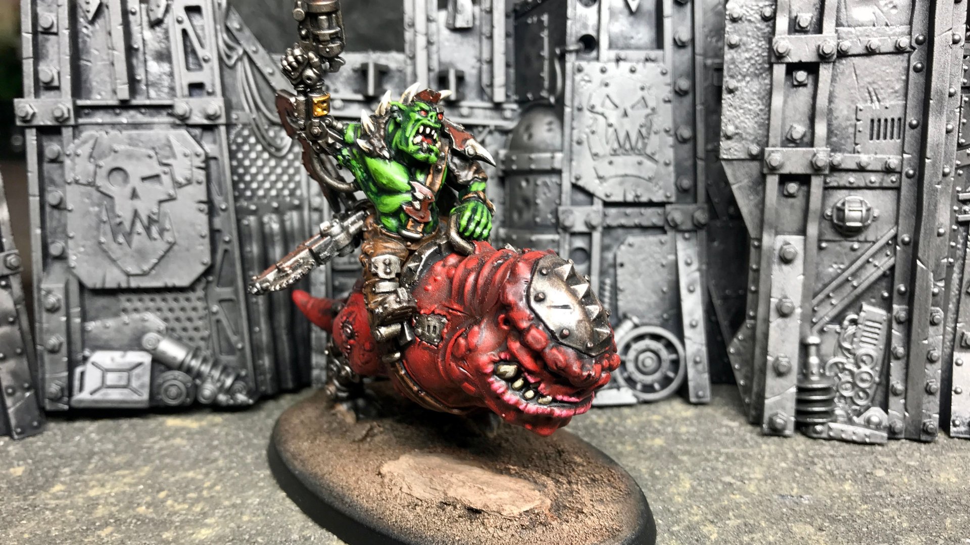 Warhammer 40k orks army guide - Photo by Chris James showing an On Orks Nob on smasha squig model