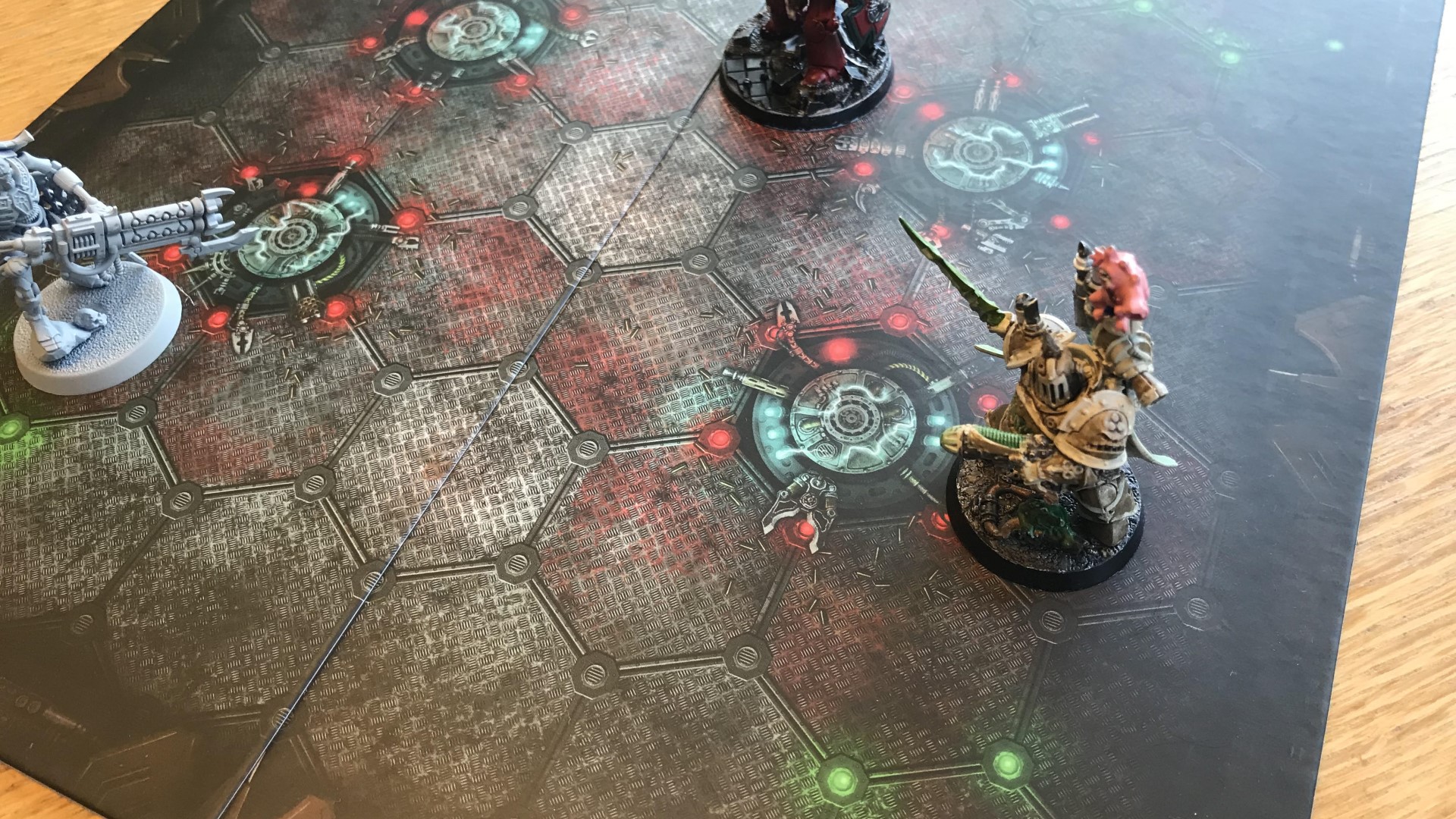 Warhammer 40k combat arena clash of champions board, with three champions fighting.