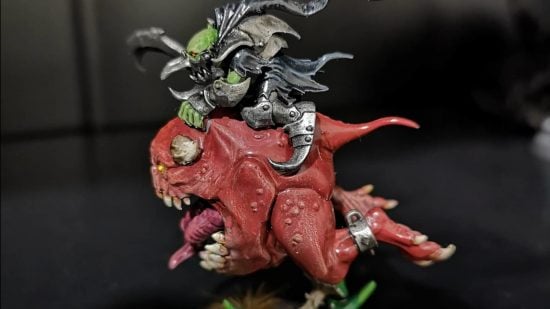 Warhammer Age of Sigmar Gloomspite Gitz: A Squig riding grot with a half mask