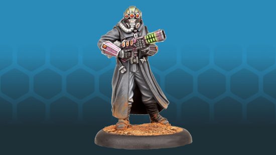Warhammer 40k scale minis - Scourge warrior miniature by TTCombat, a soldier in a duster wielding a raygun and wearing a face-enclosing helmet with three eye lenses