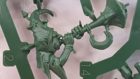 Warhammer Underworlds Grinkraks Looncourt review - close up photograph of a green, plastic miniature component, part of a goblin blowing a horn