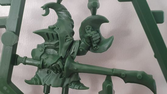 Warhammer Underworlds Grinkraks Looncourt review - close up photograph of a green, plastic miniature component, a goblin wearing a full-face helmet and wielding a spear made from a broken lance