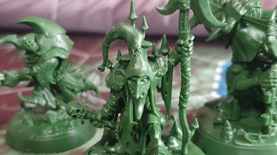 Warhammer Underworlds Grinkrak's Looncourt review - a closeup of a green plastic miniature, a goblin with a tall pointy hat and a large halberd