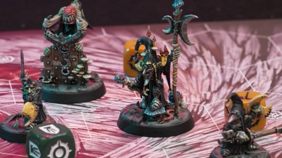Warhammer Underworlds Grinkrak's Looncourt product photograph by Games Workshop, three painted models of goblins, the central figure holding a large halberd, one pair of goblins operating a pavaise and catapult