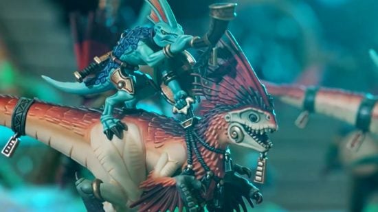 Warhammer Age of Sigmar Seraphon dinosaurs have feathers - a lizardman riding on the back of a feathered Raptodon dinosaur blows a warhorn