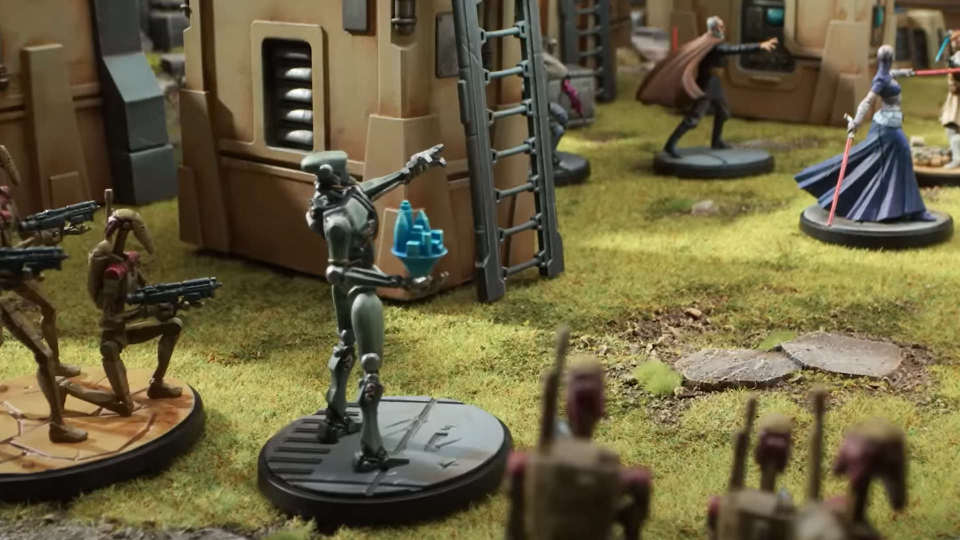 Star Wars Shatterpoint - models by Atomic Mass Games of a droid supporting a fight between Jedi