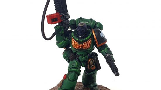 Warhammer 40k Space Marines Primaris Lieutenant from the Salamanders chapter armed with master-crafted auto bolt rifle