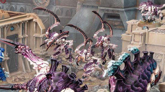 Warhammer 40k 10th edition core rules - product photo by Games Workshop of a pack of Van Ryman's Leapers, bounding alien predators with mantis-like claws