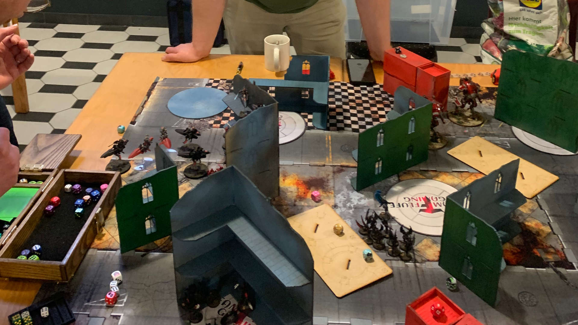 Warhammer 40k tournament organiser explains problems in 10th edition for competitive play - a tournament game table, lots of big LOS blocking terain and very few models alive