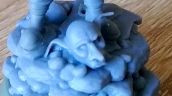 Unofficial Warhammer 40k mini to support Ukraine - author photo showing the goblin head on the model's base.