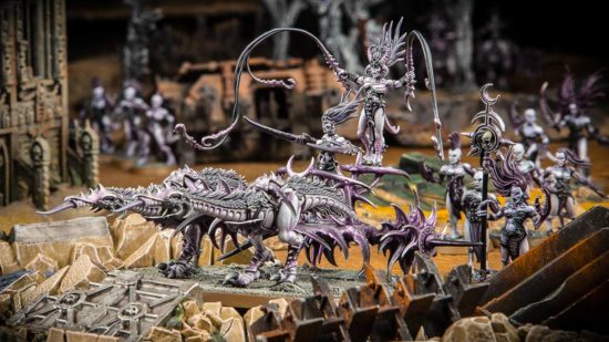 Warhammer 40k Chaos Daemons guide - Games Workshop photo showing a Slaanesh daemons seeker chariot model