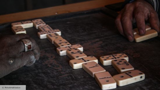 How to play dominoes -	Mrkotmatroskin photo of a dominoes game