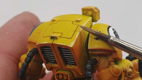 Painting Space Marines - edge highlighting an Imperial Fists terminator with a fine brush