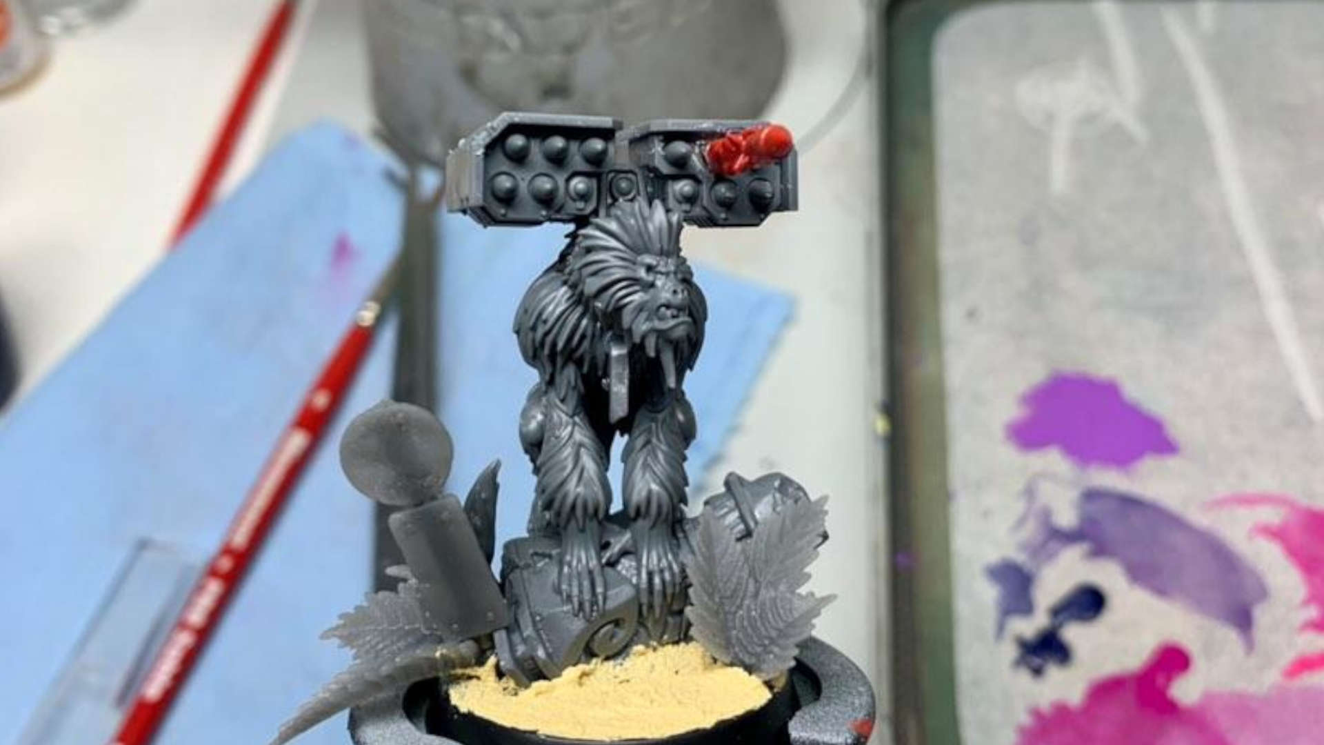 Warhammer 40k meets Planet of the Apes conversion - a model babboon rests on its hands, with a missile launcher strapped to its back