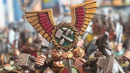 Warhammer the Old World Dwarf banner - a winged standard with two hammers