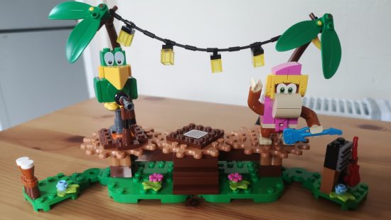 Lego Donkey Kong: Dixie Kong's Jungle Jam review image showing the completed set with Dixie and Squawks at their designated spots on the stage.