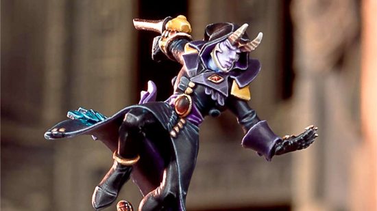 Warhammer 40k Eldar Harlequins Solitaire - a leaping figure in a full length purple coat, wearing a horned devil mask
