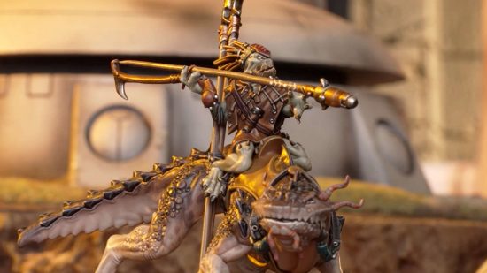 Warhammer 40k Kroot Lone Spear riding a Kallamandras, a large, reptilian creature
