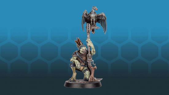 Warhammer 40k Kroot Farstalker crouching, holding their Kroot rifle upright, with a birdlike Pech-ra perched on the gunblade