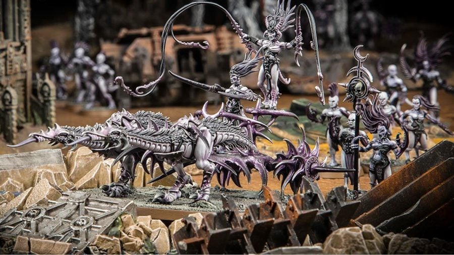 Warhammer 40k chaos factions guide Slaanesh daemons models photo showing chariot and daemonettes