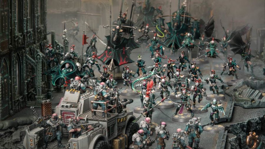 Warhammer 40k Drukhari army guide - Warhammer Community photo showing a mixed force of Drukhari models fighting Genestealer Cults
